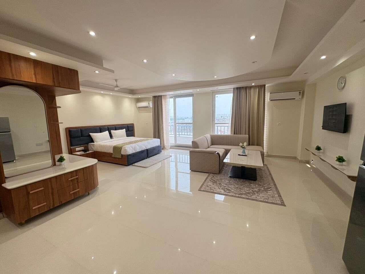 Executive Suite, Balcony, City View | Meja, ruang kerja komputer riba, Wi-fi percuma 