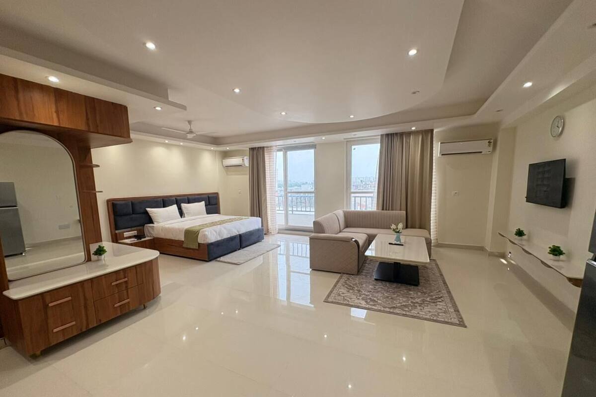 Executive Suite, Balcony, City View | Premium bedding, down comforters, memory foam beds, desk