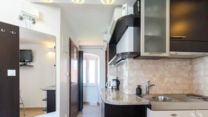 Una cocina moderna con horno integrado, cafetera y lavaplatos.