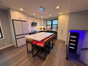 Private kitchen - Beautiful 3-bedroom house with AC in charming Daly City (Daly City)