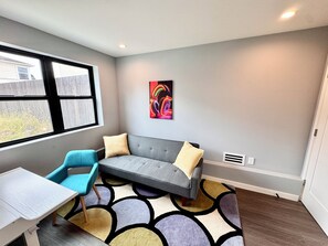 Living area - Beautiful 3-bedroom house with AC in charming Daly City (Daly City)