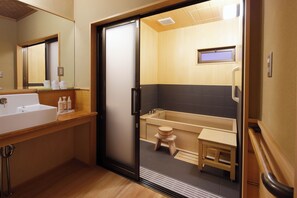 Zweibettzimmer (1st floor) | Badezimmer | Badewanne und Dusche (separat), Regendusche, Haartrockner, Bidet