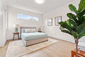 Tabla de planchar con plancha, wifi y ropa de cama
