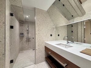 Suite | Bathroom | Separate tub and shower, hair dryer, towels, shampoo - The hotel 1997 (Gangnam-gu)