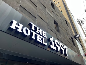 Exterior detail - The hotel 1997 (Seoul)