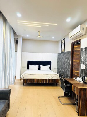Desk, free WiFi - Nayaab Hotel Firozpur (Firozpur)