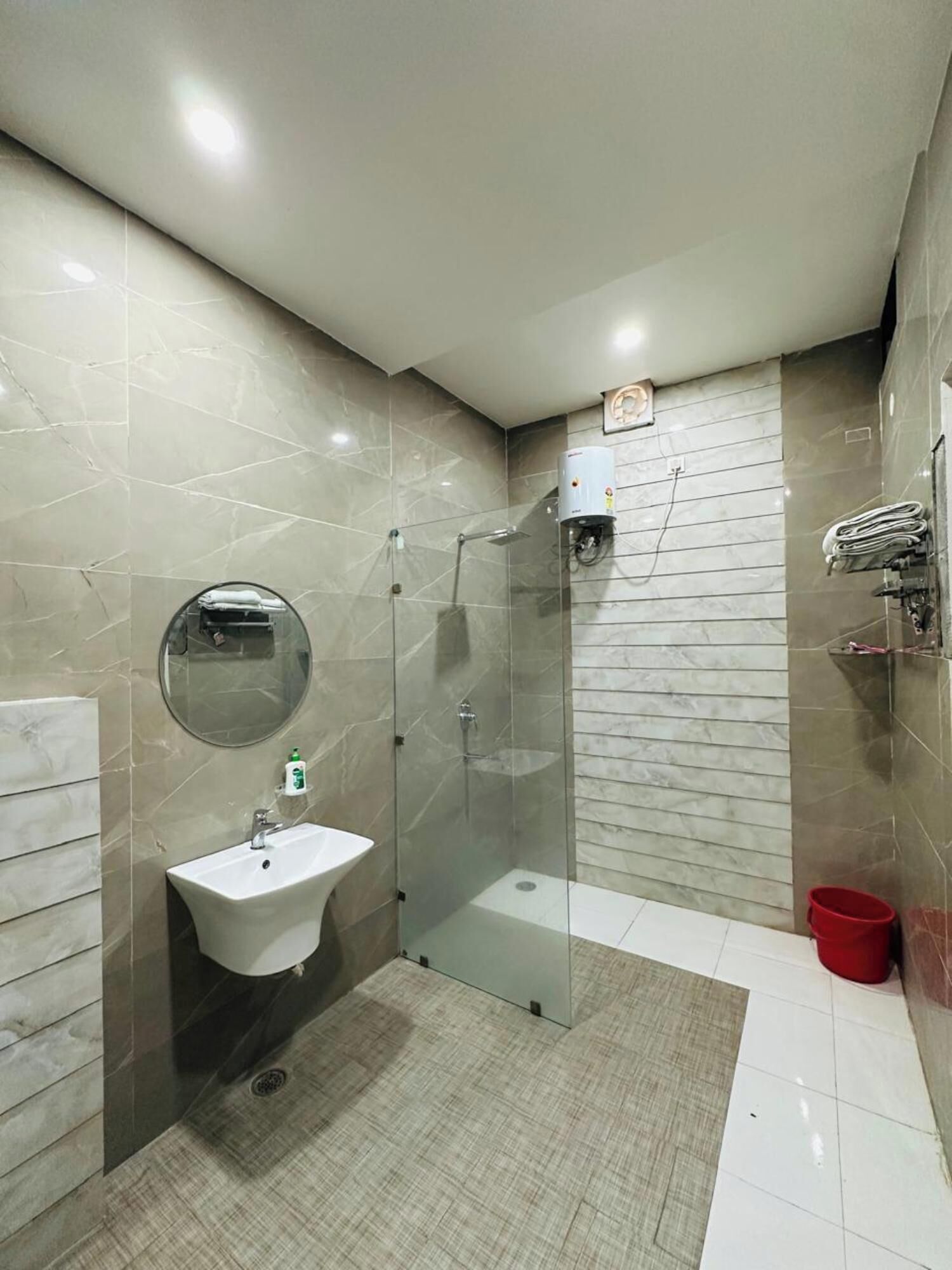 Shower, free toiletries, towels