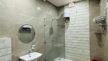 Shower, free toiletries, towels