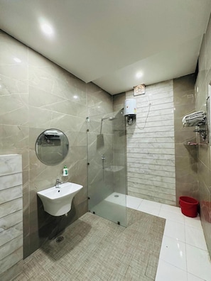Shower, perlengkapan mandi gratis,  dan handuk
