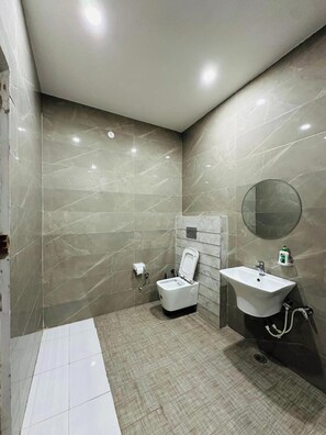 Shower, free toiletries, towels - Nayaab Hotel Firozpur (Firozpur)