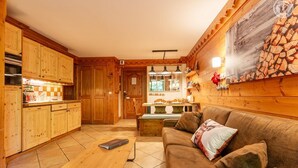 Ein gemütliches Holzambiente mit Küche, Essbereich und Wohnzimmer.