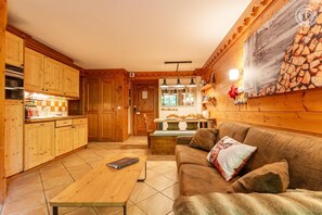 Ein gemütliches Holzambiente mit Küche, Essbereich und Wohnzimmer.