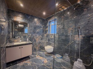 Villa Luxe | Salle de bain | Douche, articles de toilette gratuits, serviettes fournies, savon