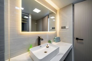 Family Apartment, 2 Bedrooms, Non Smoking, City View | Bathroom - Tyms 2BR 2BA Apt Oriental Cambridge (Shanghai)
