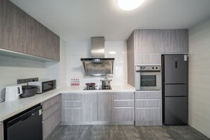 Private kitchen - Tyms 2BR 2BA Apt Oriental Cambridge (Shanghai)