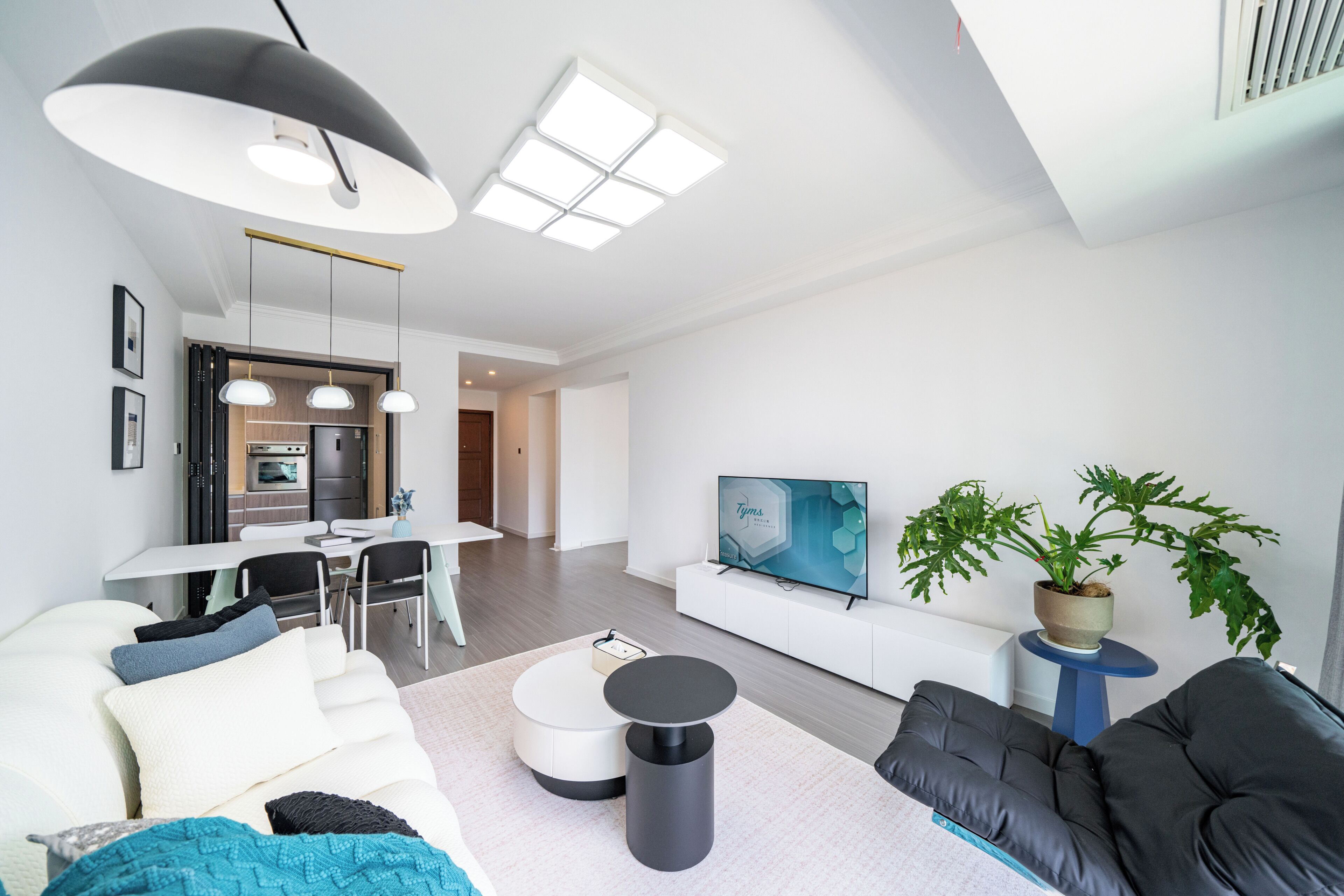 Family Apartment, 2 Bedrooms, Non Smoking, City View | Living room