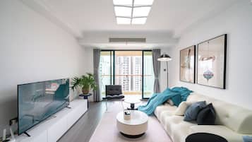 Family Apartment, 2 Bedrooms, Non Smoking, City View | Living room