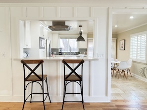 Coffee/tea maker, fridge, microwave, oven - Gorgeous Coastal Style 4-bedroom house in Dana Point perfect for your getaway (Dana Point)