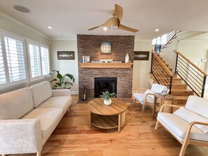 Smart TV, fireplace - Gorgeous Coastal Style 4-bedroom house in Dana Point perfect for your getaway (Dana Point)