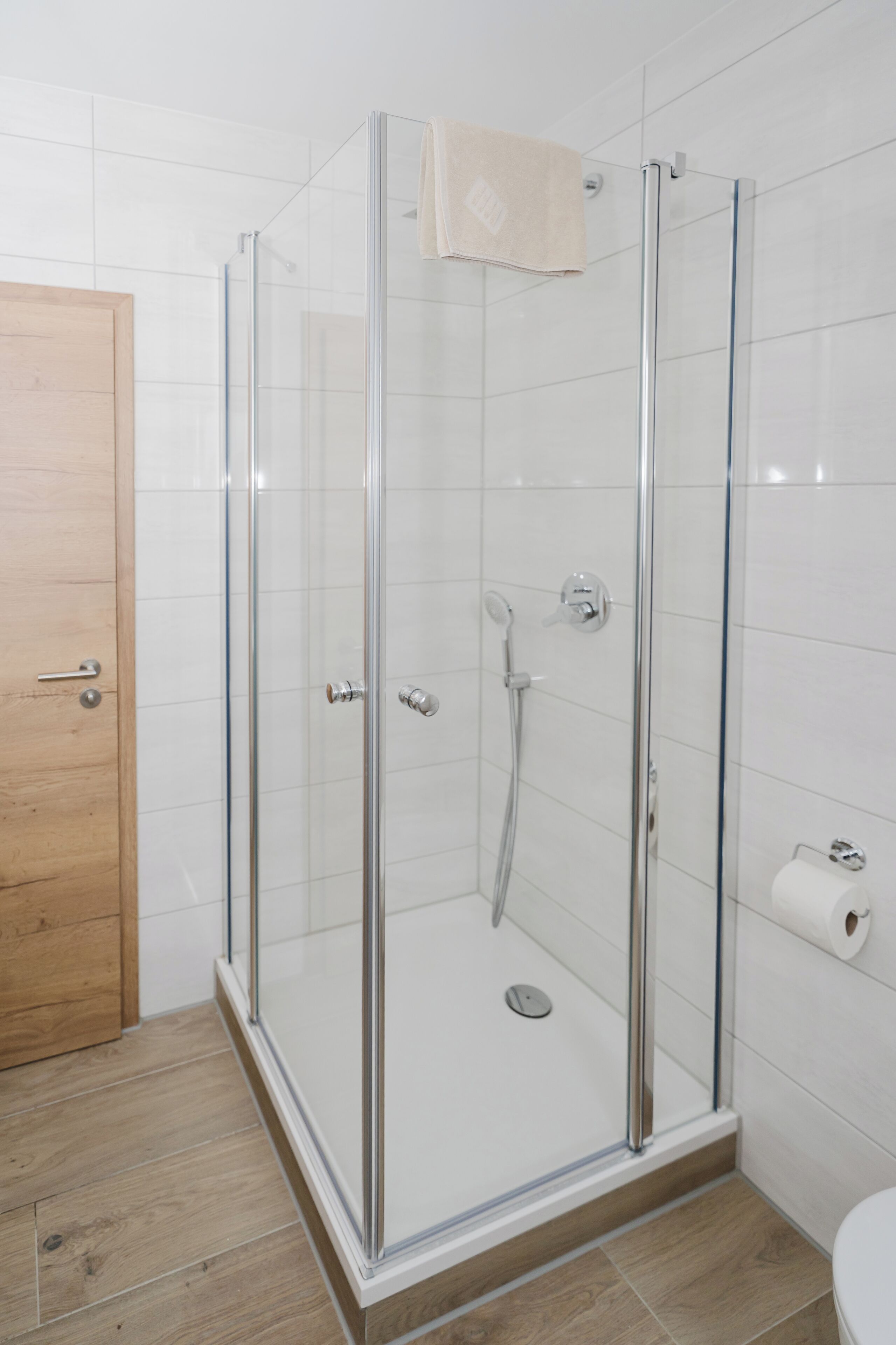 Habitación clásica con 1 cama doble o 2 individuales | Baño | Ducha, secador de pelo, toallas y jabón