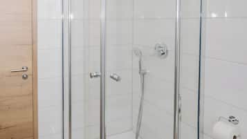 Habitación clásica con 1 cama doble o 2 individuales | Baño | Ducha, secador de pelo, toallas y jabón