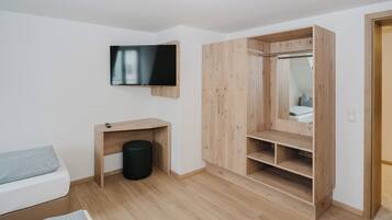 Classic-Doppel- oder -Zweibettzimmer | Laptopgeeigneter Arbeitsplatz, kostenloses WLAN