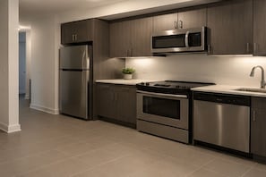 Condo | Private kitchen | Fridge, microwave, oven, stovetop - Maple District Hotel (Toronto)