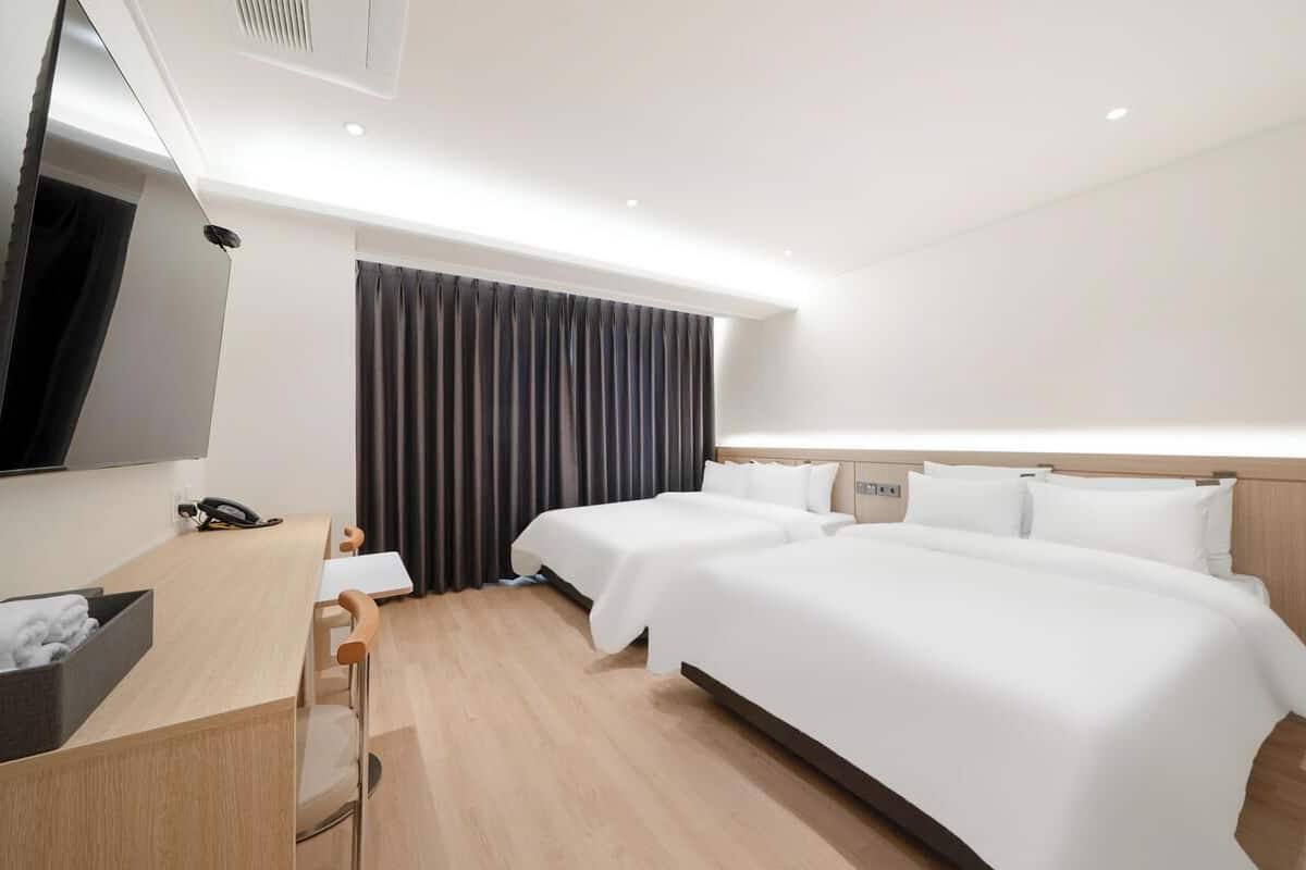 Ropa de cama de alta calidad y escritorio