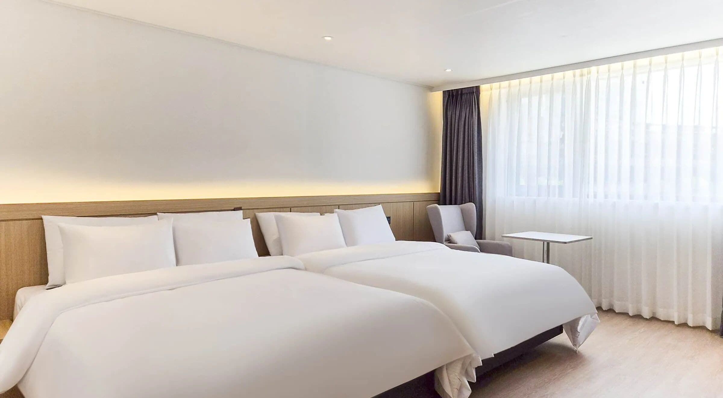 Junior Twin Room | Premium bedding, desk, laptop workspace, blackout drapes