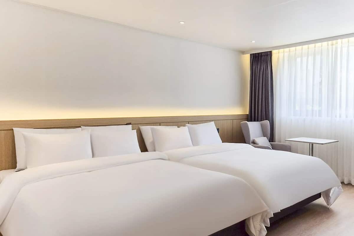Ropa de cama de alta calidad y escritorio