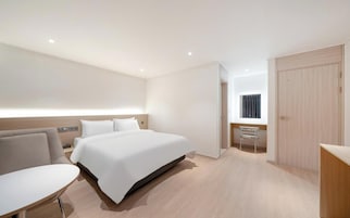 Ropa de cama de alta calidad y escritorio