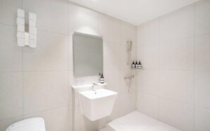 Habitació doble Deluxe, 1 llit de matrimoni gran, microones, vistes a la ciutat | Bany | Dutxa, articles de tocador gratuïts, assecador de cabells i tovalloles 
