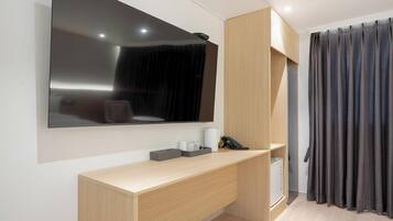 Habitació doble Deluxe, 1 llit de matrimoni gran, microones, vistes a la ciutat | Interior