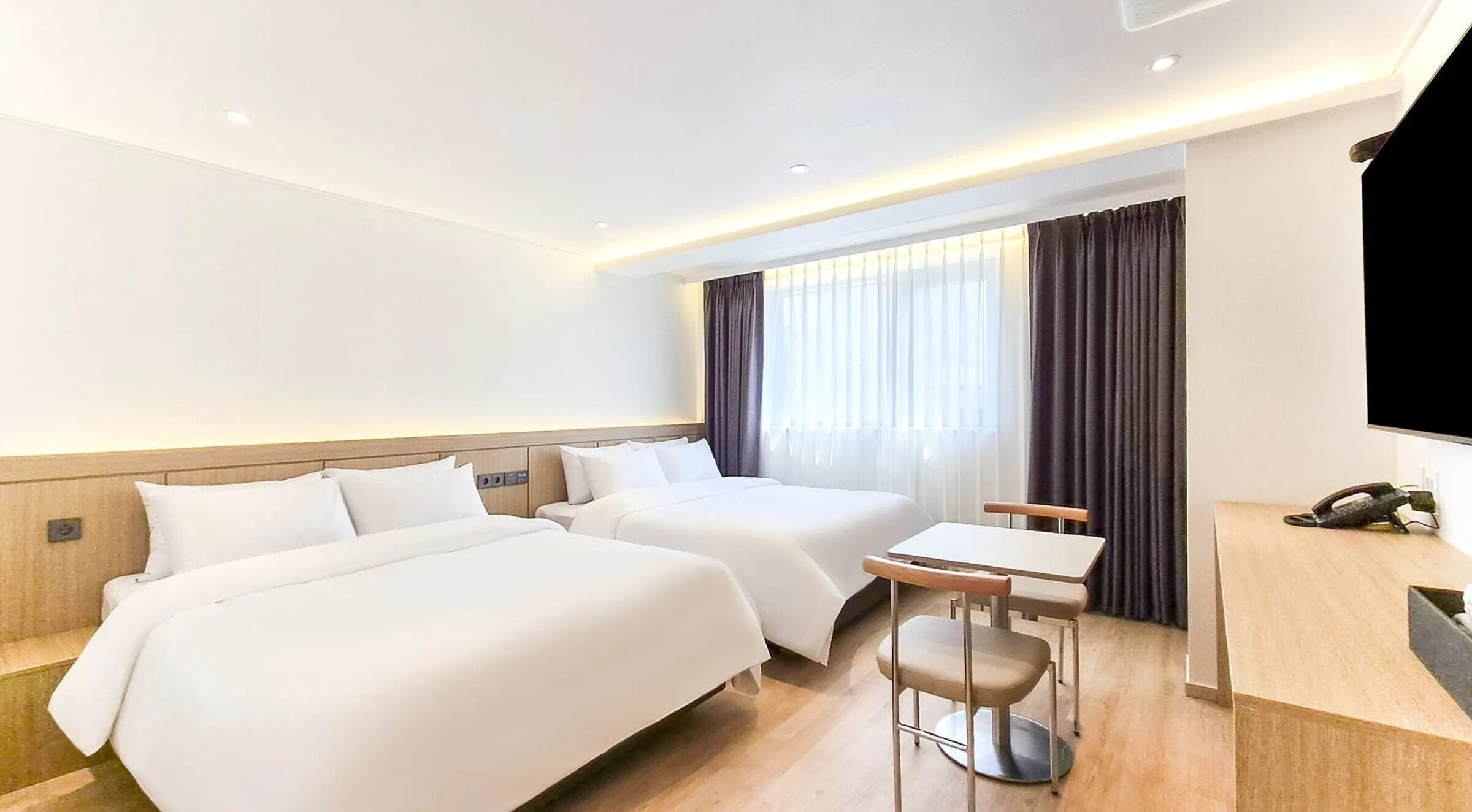 Family Twin Room | Premium bedding, desk, laptop workspace, blackout drapes