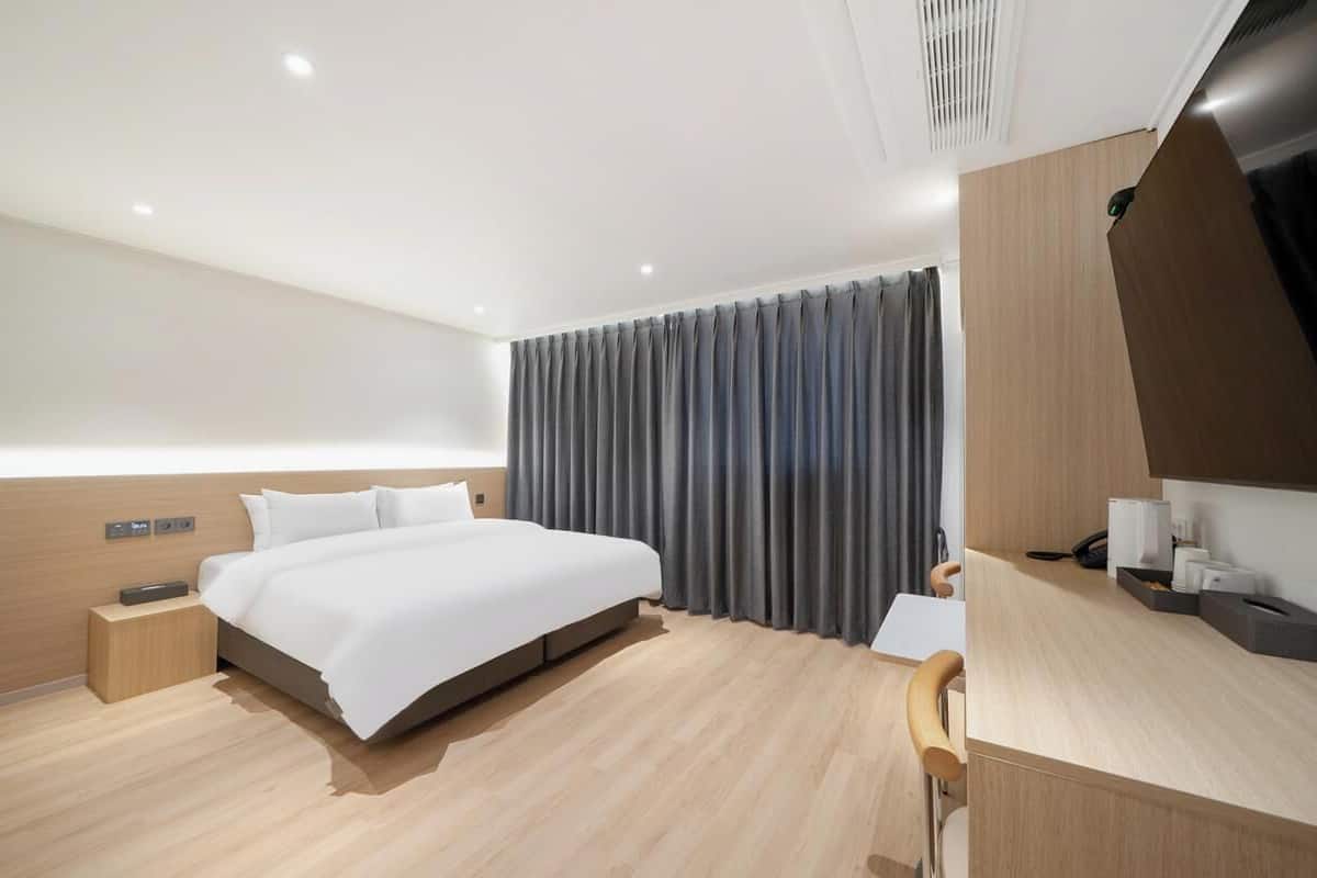 Ropa de cama de alta calidad y escritorio