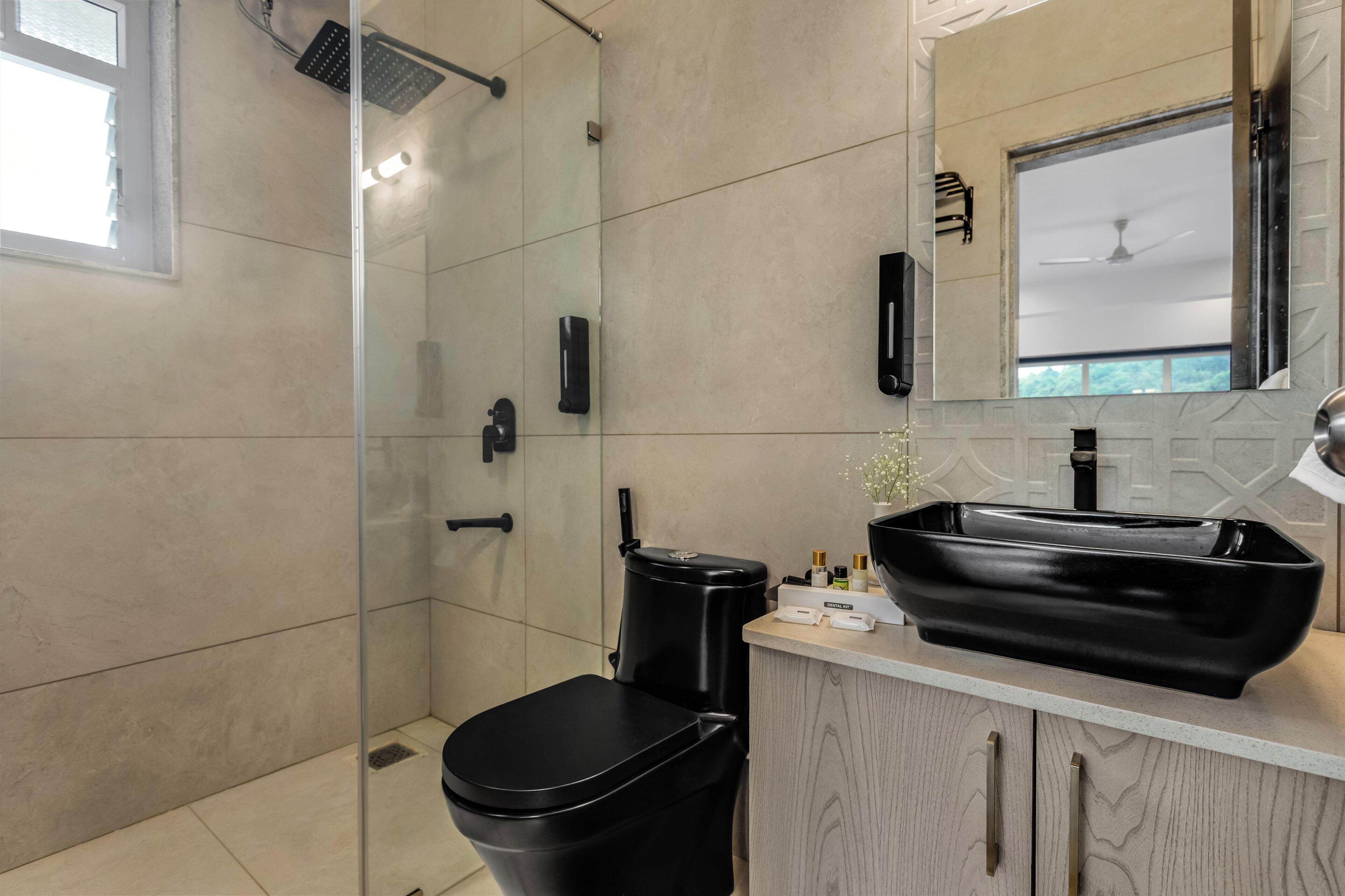 Duschwanne, Handtücher, Shampoo, Toilettenpapier
