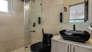 Duschwanne, Handtücher, Shampoo, Toilettenpapier