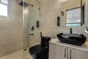 Ensemble douche/baignoire, serviettes fournies, shampoing