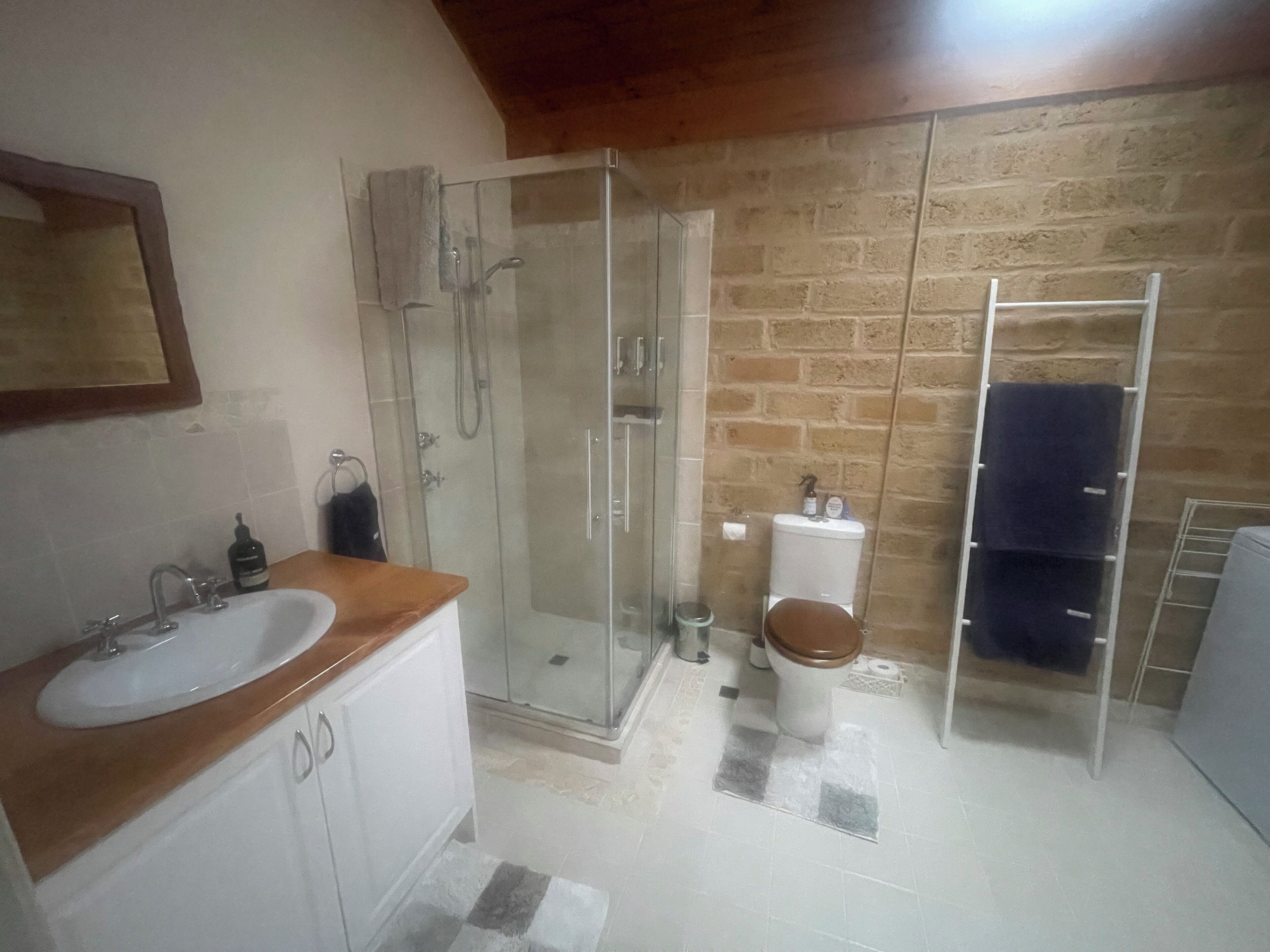 Douche, sèche-cheveux, serviettes fournies, savon