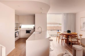 Wasserkocher mit Kaffee-/Teezubehör, Kühlschrank, Mikrowelle, Ofen