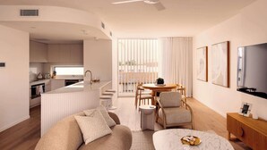 En moderne stue med sofa, sofabord og spiseområde.