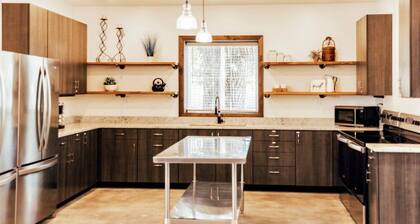 Family reunion and corporate retreat lodge near Dinosaur National Monument, sleeps up to 40