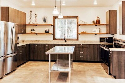 Family reunion and corporate retreat lodge near Dinosaur National Monument, sleeps up to 40