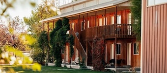 Dino Trails Getaway South - Sleeps up to 42 People
