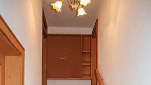 Un escalier avec des rampes en bois et un mur blanc.