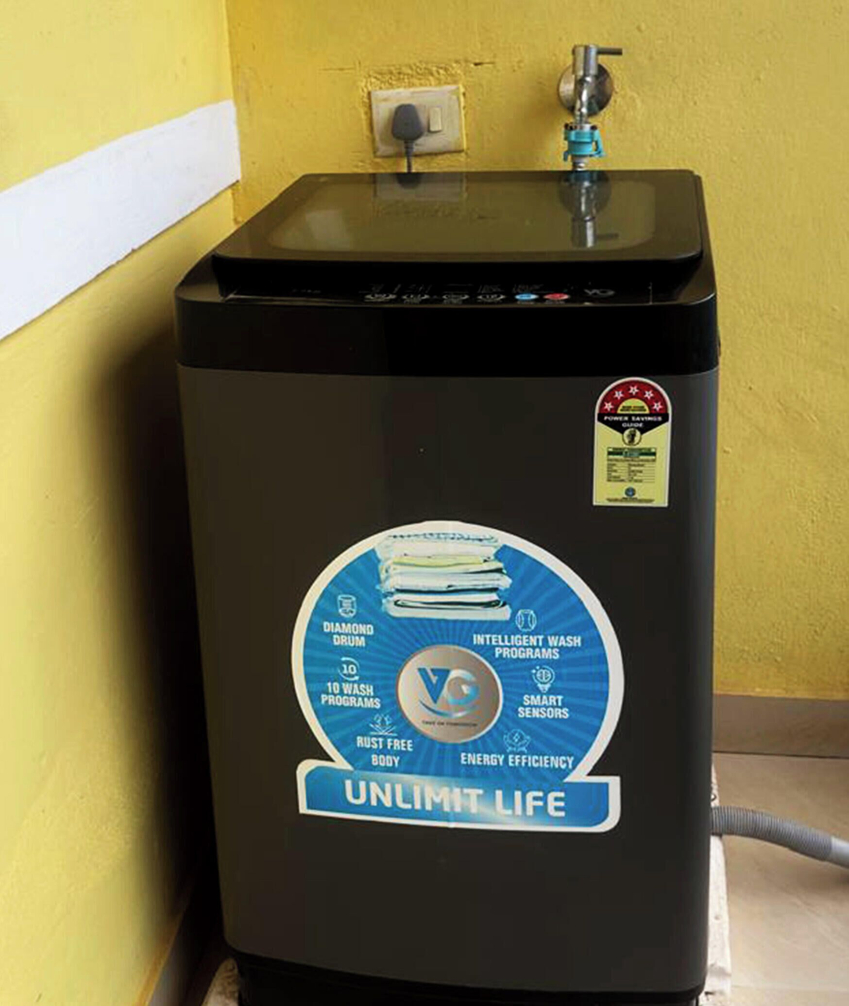 Un distributeur d’eau doté d’une étiquette bleue mettant en évidence des caractéristiques telles que les « programmes de lavage intelligents » et « l’efficacité énergétique ».