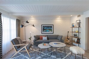Smart TV - Mid-Century King + Pool | Old Las Palmas | The Weekend (Palm Springs)
