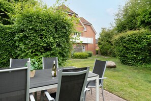 Outdoor dining - Vrbo Property (Fehmarn OT Petersdorf)