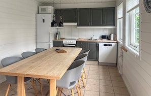 Wasserkocher mit Kaffee-/Teezubehör, Kühlschrank, Mikrowelle, Ofen