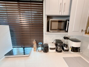 Geladeira, micro-ondas, cooktop, cafeteira/chaleira